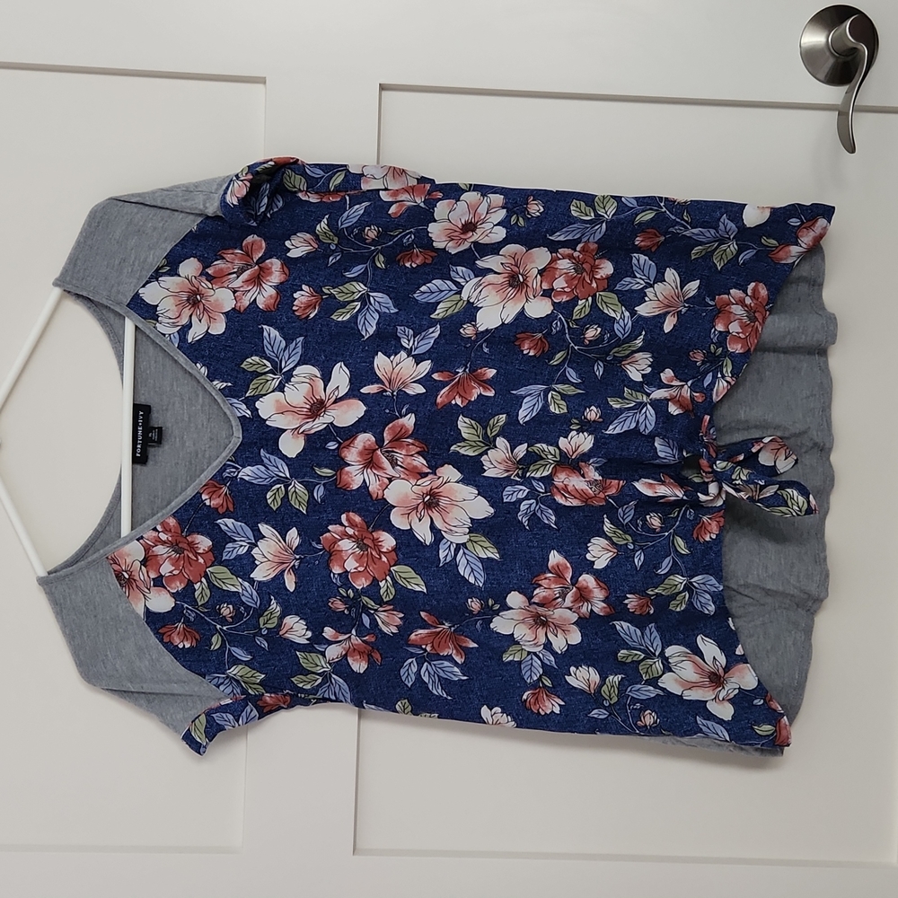 Fortune & Ivy tie front floral top